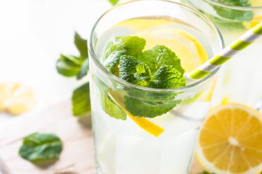 Limonata yaz soğuk içecek.