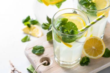 Limonata yaz soğuk içecek.