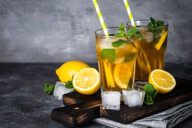 Buzlu çay. Soğuk Yaz içeceği.