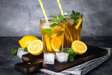 Buzlu çay. Soğuk Yaz içeceği.