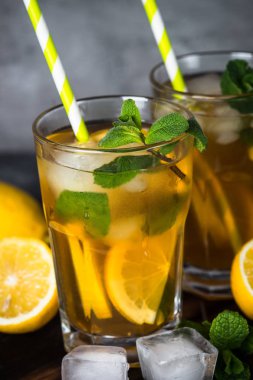 Buzlu çay. Soğuk Yaz içeceği.