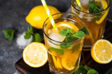 Buzlu çay. Soğuk Yaz içeceği.