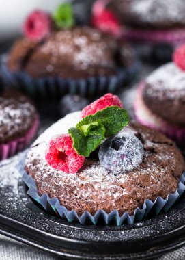 Çikolata turuncu muffins veya çilek ile cupcakes.