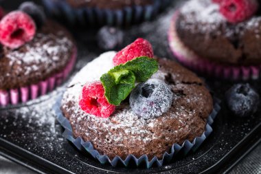 Çikolata turuncu muffins veya çilek ile cupcakes.