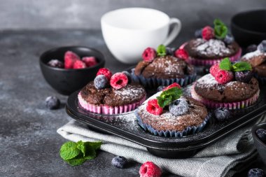 Çikolata turuncu muffins veya çilek ile cupcakes.