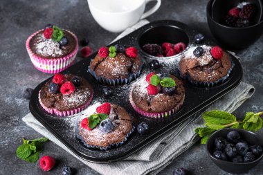 Çikolata turuncu muffins veya çilek ile cupcakes.