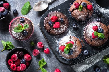 Çikolata turuncu muffins veya çilek ile cupcakes.