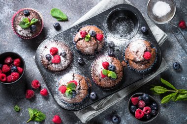 Çikolata turuncu muffins veya çilek ile cupcakes.
