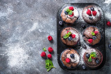 Çikolata turuncu muffins veya çilek ile cupcakes.