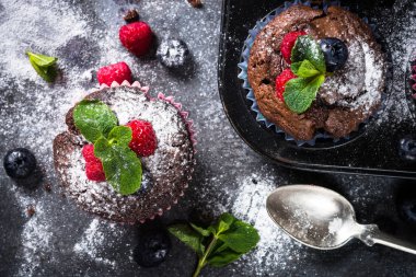 Çikolata turuncu muffins veya çilek ile cupcakes.