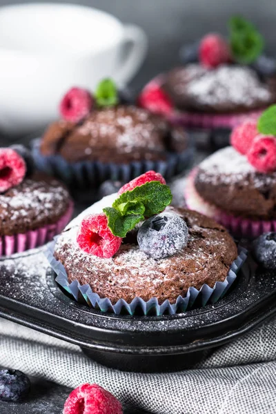 Czekoladowe muffiny pomarańczowe lub babeczki z jagodami. — Zdjęcie stockowe