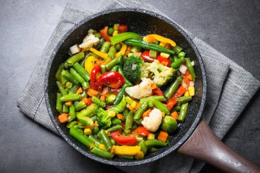 Wok kızartma sebze karıştırın. 