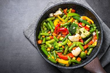 Wok kızartma sebze karıştırın. 