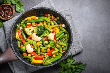 Wok kızartma sebze karıştırın. 