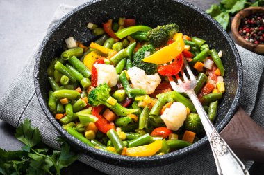 Wok kızartma sebze karıştırın. 