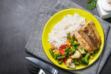 Deniz balığı, yükselişi ve sebze.