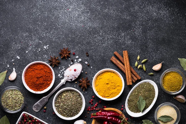 Ensemble de diverses épices et herbes sur table en pierre noire . — Photo