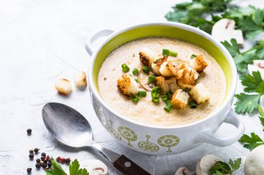 croutons mantar çorbası püre