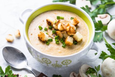 croutons mantar çorbası püre