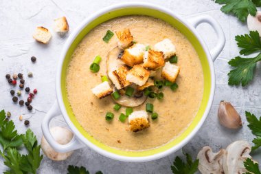 croutons mantar çorbası püre