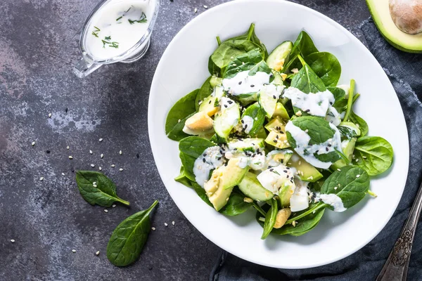 Yeşil salata avokado, Ispanaklı Yumurta ve salatalık ile. — Stok fotoğraf