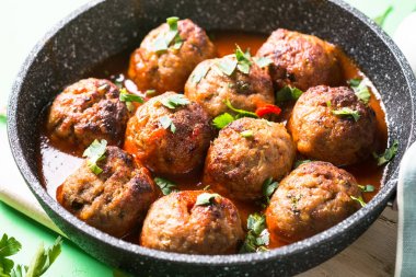 Bir tavada domates soslu köfte. 