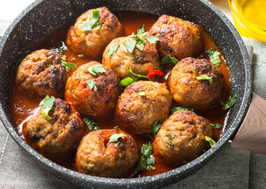 Bir tavada domates soslu köfte. 