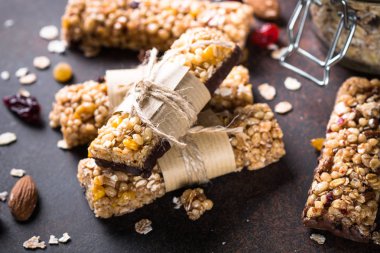Granola barlar karanlık taş masada. 