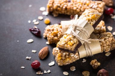 Granola barlar karanlık taş masada. 