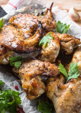 Kızarmış tavuk kanadı.. 