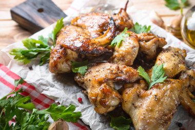 Kızarmış tavuk kanadı.. 