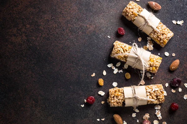 Granola bars on dark stone table. Top view. — Stock Photo, Image