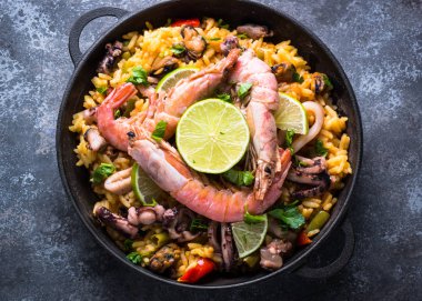 Deniz ürünleri paella. Geleneksel İspanyol yemeği, üstten görünüm.