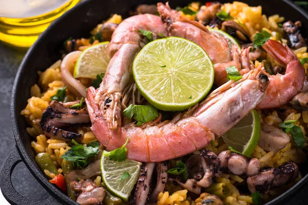 Paella de frutos do mar. Prato espanhol tradicional . — Fotografia de Stock