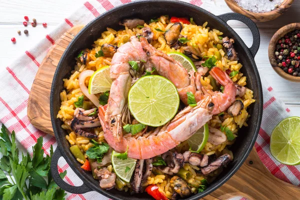 Paella de frutos do mar. Prato espanhol tradicional, vista superior . — Fotografia de Stock