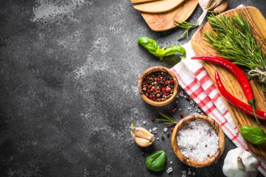 Baharat, ot ve üzerinde siyah taş masa mutfak gereçleri. 