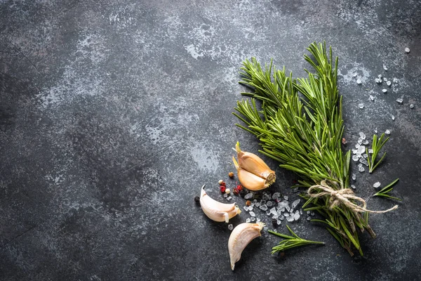 Варенье, перец и чеснок на темно-каменном фоне — стоковое фото