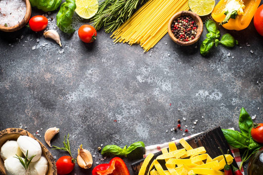 イタリア料理の背景。パスタ、ハーブ、野菜の黒トップ v — ストック写真 © Nadianb 190093122