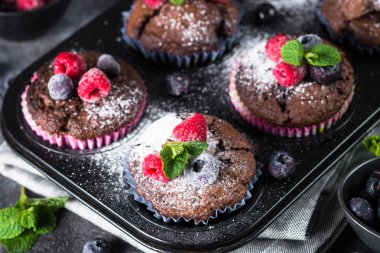 Çikolata turuncu muffins veya çilek ile cupcakes.