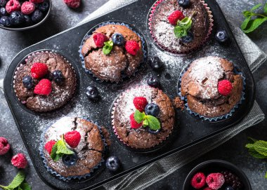 Çikolata turuncu muffins veya çilek ile cupcakes.
