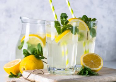 Limonata yaz soğuk içecek.