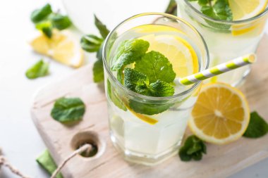 Limonata yaz soğuk içecek.