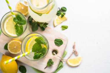 Limonata yaz soğuk içecek.