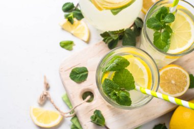 Limonata yaz soğuk içecek.