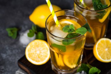 Buzlu çay. Soğuk Yaz içeceği.