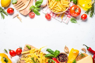 İtalyan yemeği arka plan üzerinde beyaz Üstten Görünüm.