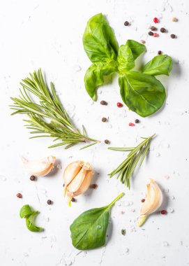 Baharat ve otlar üzerinde beyaz masa üstten görünüm taş. 