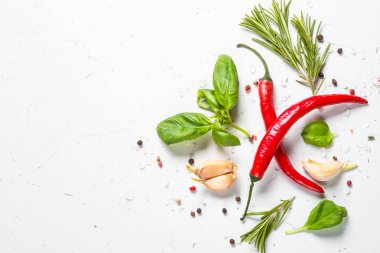 Baharat ve otlar üzerinde beyaz masa üstten görünüm taş. 