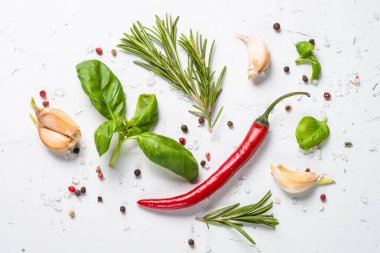 Baharat ve otlar üzerinde beyaz masa üstten görünüm taş. 
