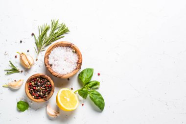 Baharat ve otlar üzerinde beyaz masa üstten görünüm taş. 